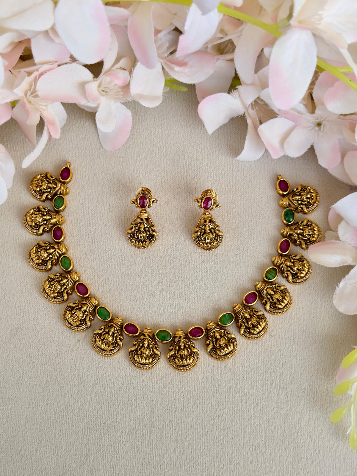 Lightweight Antique Necklace With Ruby And Emerald Stones N022