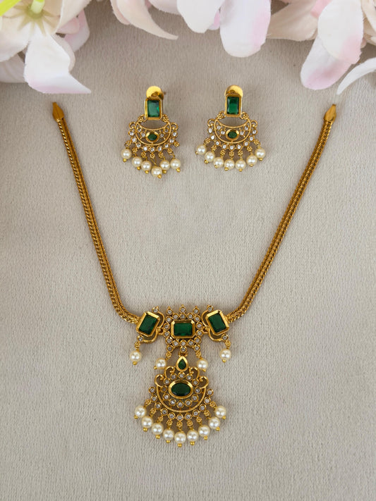 Elegant Everydaywear Necklace Green N059