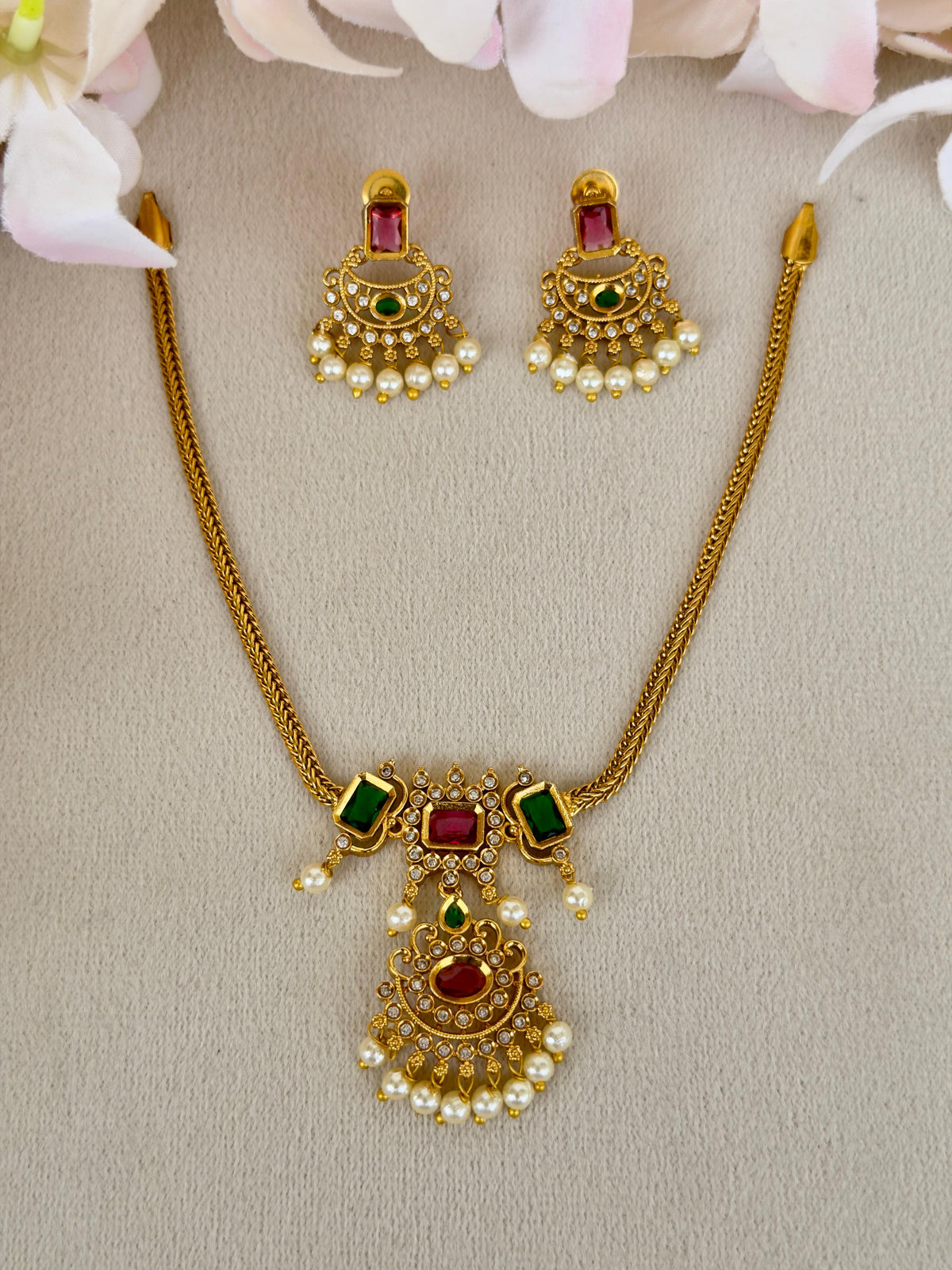 Elegant Everydaywear Necklace Green N059